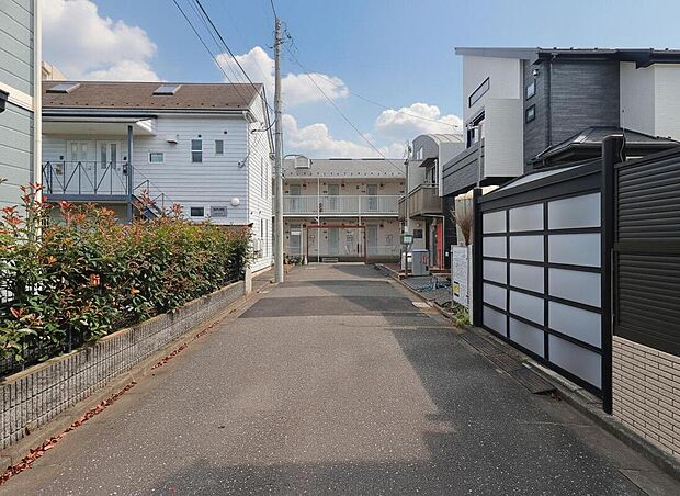 【【前面道路】】駅付近には「クイーンズ伊勢丹」や「ブロードスクエア仙川」などの買い物施設が充実。徒歩4分地には「いなげや」があり、気軽に買い物へ出かけることができます。