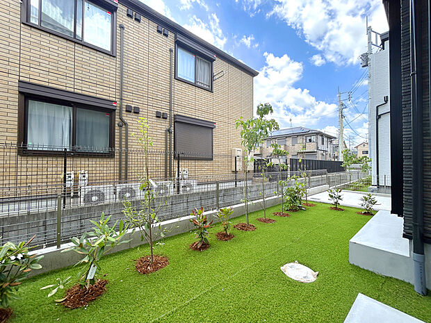 【【庭】】スーパーやコンビニ、ドラッグストアなど商業施設が徒歩4分圏内にあり、日々のお買い物や休日のまとめ買いなども行き来しやすい距離で便利な住環境。