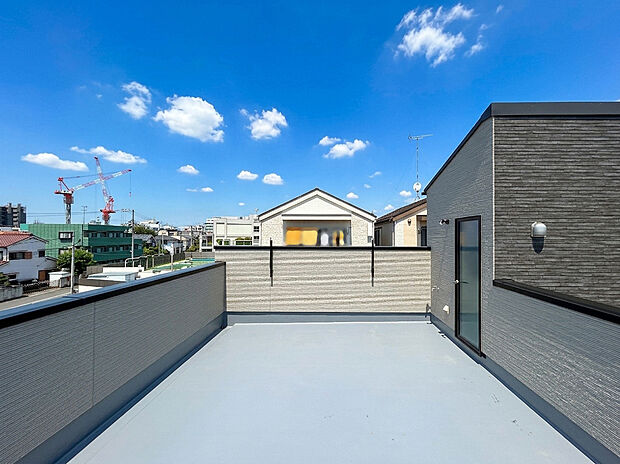 【【Roof Balcony】】断熱・省エネ性能に優れたZEH水準仕様、耐震等級3を取得し、意匠性や広さだけではなく、長く暮らす邸宅としての安心と快適性にも配慮されています。