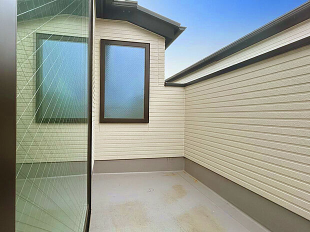 【【Balcony：2号棟】】スーパーやコンビニなど商業施設は徒歩7分圏内に充実！日々のお買い物や休日のまとめ買いなども行き来しやすい！幼稚園や保育園、小中学校など教育施設も徒歩12分圏内で子育て世帯も嬉しい環境！