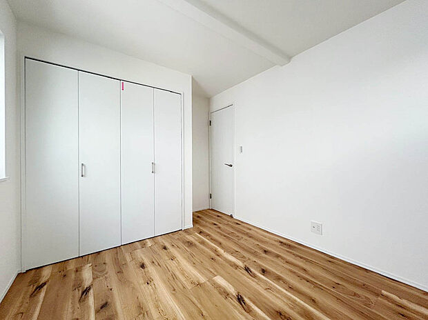 【【施工例:Room】】全居室収納+5.3帖の小屋裏収納完備。2LDKという限られた居住空間でも、収納が確保されているので快適に過ごせます。