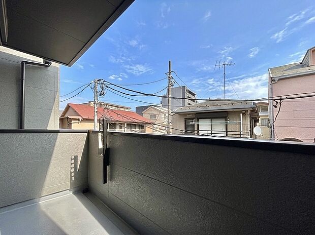 【【Balcony】】図書館や総合病院、お子様と遊べる緑豊かな公園など公共施設が徒歩圏内に充実。
華やかな池袋のすぐそばに、暮らしに根付いた便利さがある立地です。