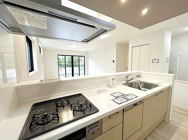 【【施工例：Kitchen】】開放感あるカフェスタイルのおしゃれなフルオープンキッチン採用！リビング全体が見渡せられるので、子供の様子を見ながら、家族との会話を楽しみながら料理ができます！