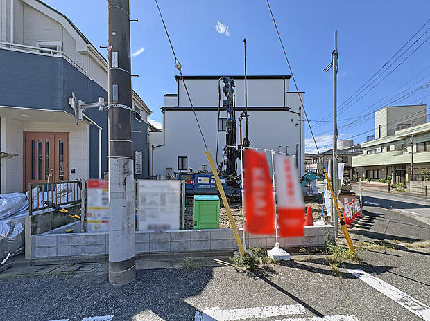 【【外観：9月下旬撮影】】2階のLDKは18.6帖の広々空間。オープンキッチンは家族の顔が見える安心感を与えます。パントリー収納が備わることで食材や日用品のストック管理がしやすく家事効率が大きく向上。