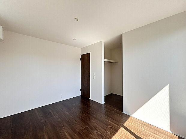 【【Room 6帖:2号棟】】ウォークインクローゼットなど、全室に収納が備わったゆとりあるプラン。