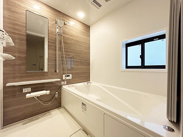 【【Bath Room】】1坪タイプのバスルーム。足を伸ばしてゆったりと浸かれるのはもちろん、洗い場も広さがあるので立ったりしゃがんだりする動作もスムーズに行えます。