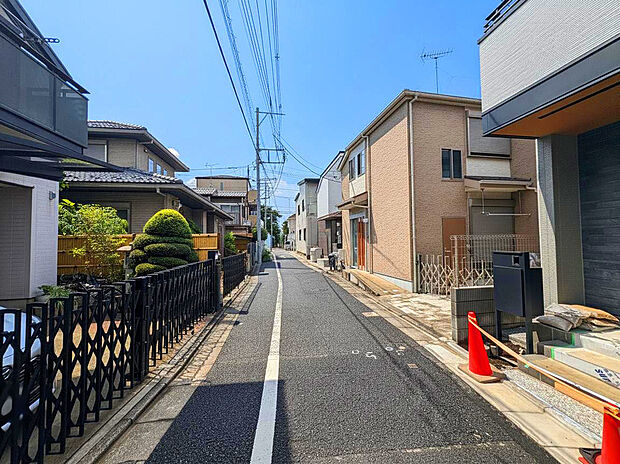 【【前面道路】】幼稚園や保育園、小中学校など教育施設は徒歩7分圏内に点在、共働きの子育て世帯でも安心して暮らせる住環境!