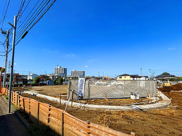 【【外観:10月上旬撮影】】西武新宿線「小平」駅から「西武新宿」駅まで直通約24分、「高田馬場」駅約30分でアクセス可能。
「新小金井街道」「青梅街道」へすぐ出ることができるので、車での移動もスムーズ。