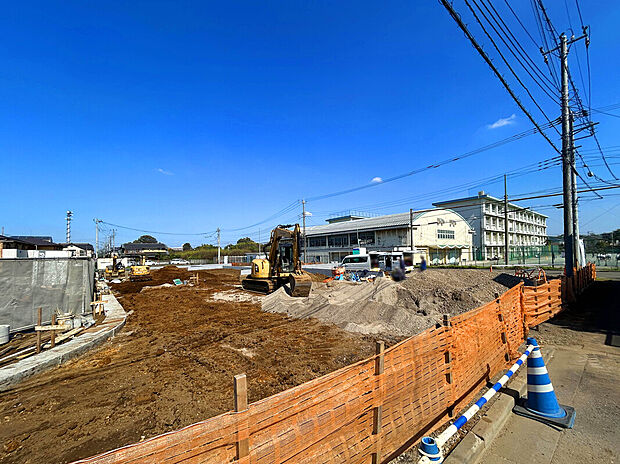 【【外観:10月上旬撮影】】小学校徒歩10分圏内、中学校徒歩2分圏内とお子様も通学しやすい徒歩圏内に教育施設が点在。お子様の成長を身近に感じられるような、子育て世帯に嬉しい快適な住環境です。