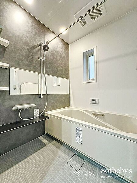 ■バスルーム■広々とした浴槽はゆったり半身浴したり足を伸ばしたりとゆっくりくつろげます。1日の疲れを癒してくれる空間になりそうですね！換気機能付でお風呂のジメジメも軽減！