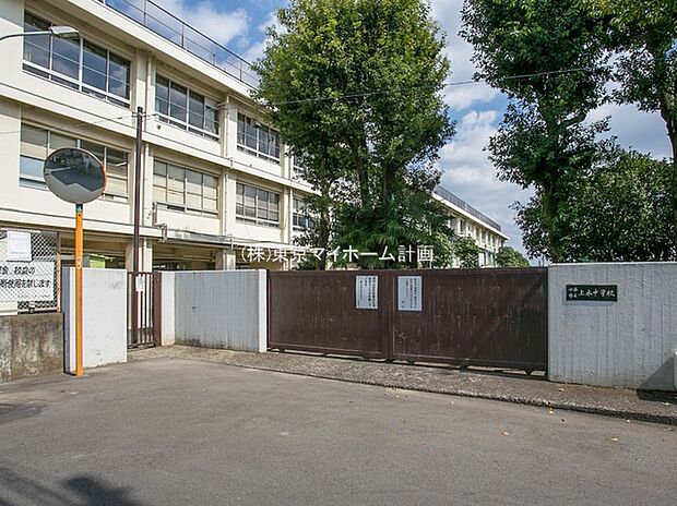 小平市立上水中学校(約990m)
