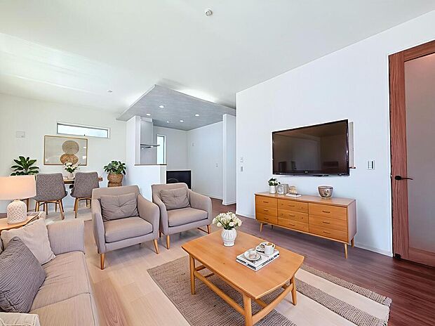 【同社施工例】■同社施工例■
おしゃれな折り上げ天井を採用したLDK