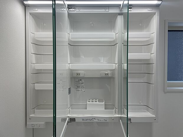 【同社施工例：洗面台】三面鏡裏には収納がございます。