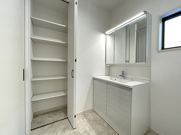 【同社施工例:洗面台】三面鏡付洗面台 脱衣場にはリネン庫もございます。