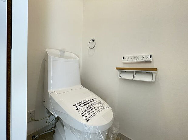 【同社施工例:トイレ】1階と2階にそれぞれございます。温水洗浄便座付