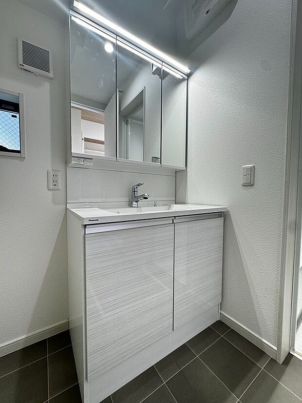 【同社施工例:洗面台設備】スリムLED三面鏡