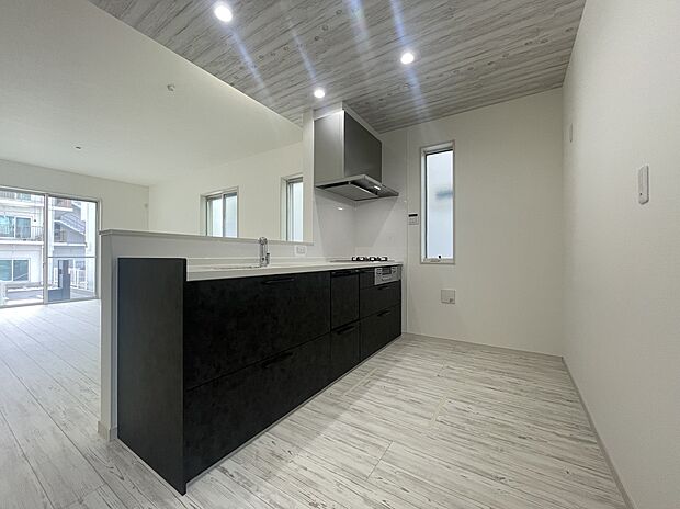 【同社施工例:キッチン】対面式のためリビングの様子を窺いながら作業ができます。機能面も食洗機をはじめ浄水器・ガラストップコンロなど充実しております。