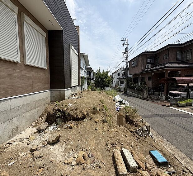 【庭スペース】道路から一段高くなった、陽当りの良い庭スペース