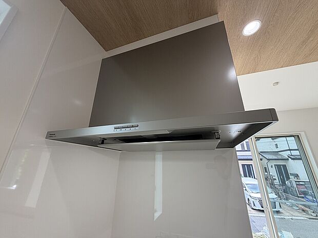 【キッチン設備】洗練された薄型スマートレンジフードを完備。スタイリッシュな外観に加え、お手入れも容易。下がり天井のデザインにも美しく調和します。