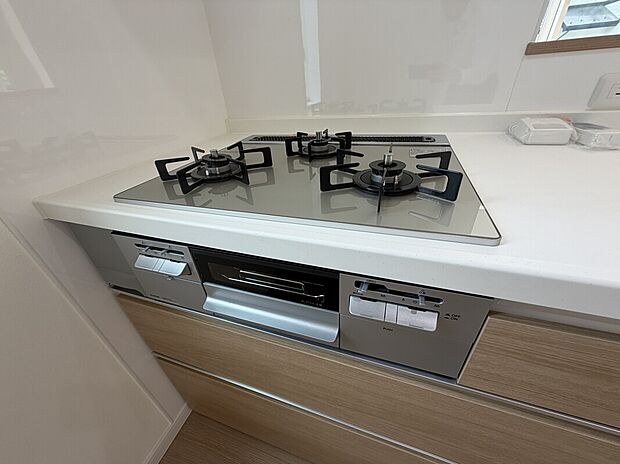 【キッチン設備】キッチンには、3品同時に調理が進められる3口ガスコンロを完備。火力の使い分けによる調理時短はもちろん、忙しい朝のお弁当作りにも大活躍！サッと拭くだけでお手入れ簡単なフラット天板仕様です。