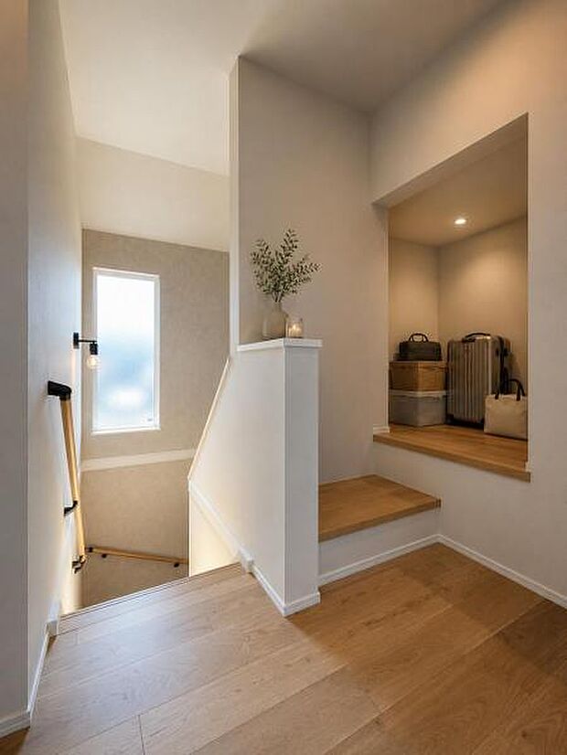 《2階ホール》3帖の広々とした小屋裏収納。出入りしやすく使い勝手〇※画像は実際の写真にCG加工を加えたものです。家具備品は含まれません。