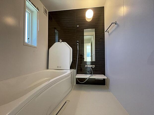 浴室【107号地】（2024年7月撮影）広々とした落ち着いた色合いの浴室