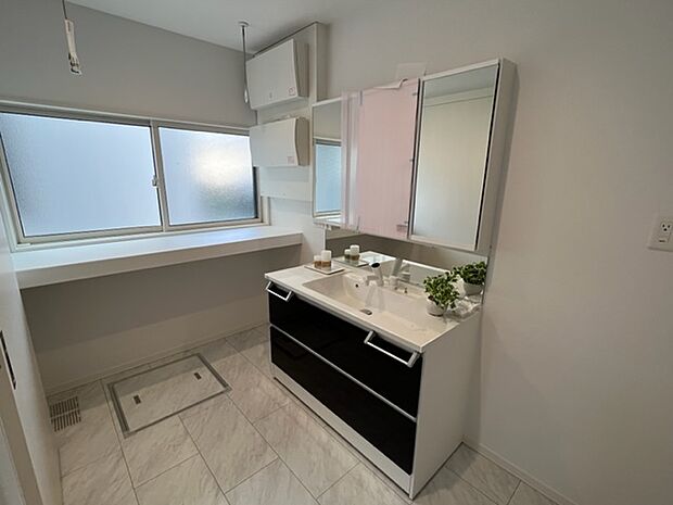 洗面室【2号地】（2022年10月撮影）豊富な収納スペース、物干し可能な洗面室。