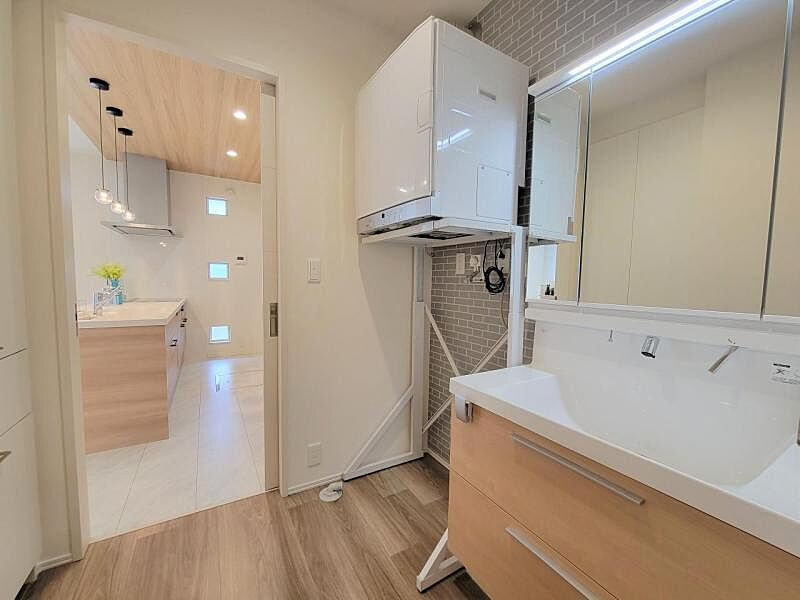 浴室【53号地】（2022年4月撮影）洗い場広々の明るく清潔感のある乾燥機つき浴室