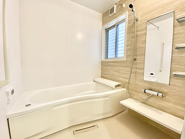 浴室【2号地】（2022年4月撮影）洗い場広々の明るく清潔感のある浴室乾燥機付き浴室