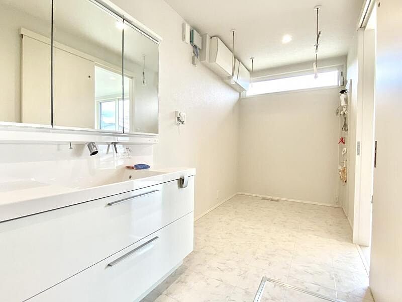 洗面脱衣室【16号地】（2023年10月撮影）洗面脱衣室とサンルームを兼ねた広々した洗面空間で、家事動線がスムーズです。