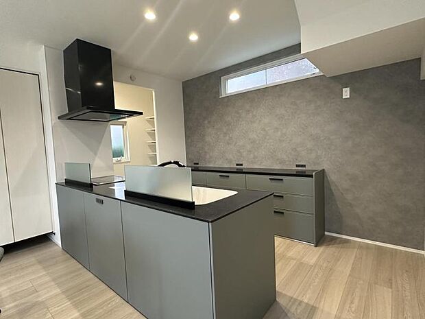 キッチン【8号地】(2024年3月撮影)パントリー収納があるのでまとめ買いをしても安心です。