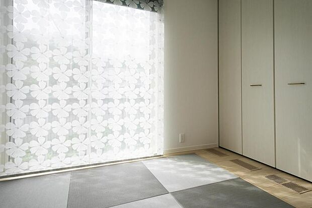 タタミスペース【3号地】（2025年7月撮影）リビングに隣接した使い勝手の良い和室、L型開口を開ければ広々空間になります。