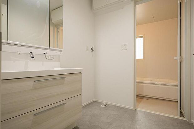 洗面脱衣室【3号地】（2025年7月撮影）収納力が高い洗面台を配置、タオルも衣類も置けます
