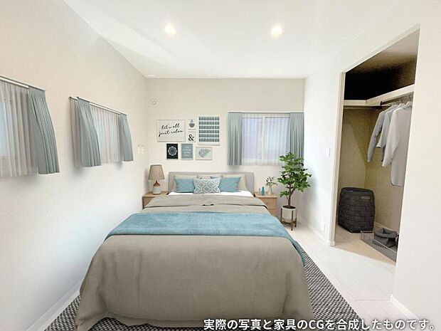 主寝室【4号地】（2024年1月撮影）明るい室内をダウンライトが照らすウォークインクローゼット付き主寝室