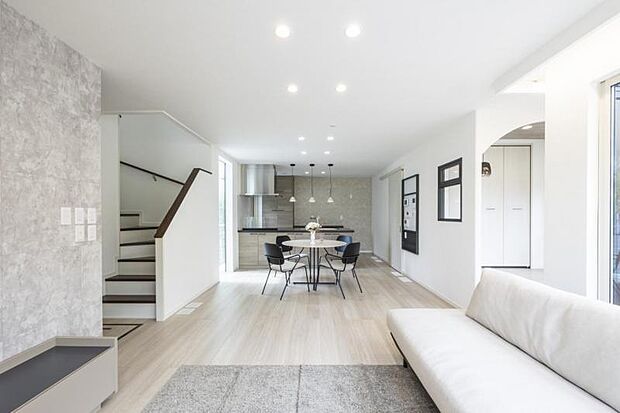 リビング【5号地】(2024年6月撮影)秘密基地のようなヌックと、LDKと一体化したデッキテラスは、子供から大人までみんながくつろげる”家族団らんの空間”