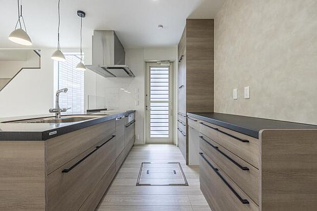 キッチン【5号地】(2024年6月撮影)木目調のワントーンにブラックのバー取手でメリハリをつけた、ナチュラルな雰囲気のキッチンです。