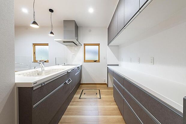 キッチン【1号地】(2024年1月撮影)カップボードや吊戸棚など収納が充実した機能的なキッチンです。