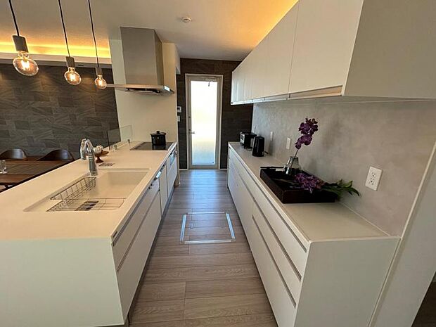 キッチン【3号地】(2024年3月撮影)吊り収納上に間接照明を施し、個性を主張