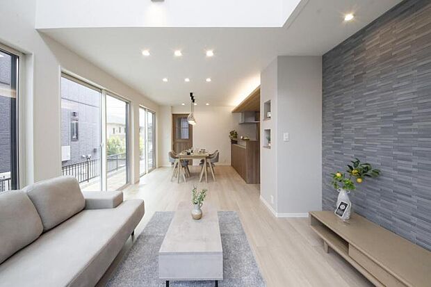 リビング【1号地】(2024年6月撮影)吹き抜けがゆったりとした空間を演出し、テレビボード裏の一面エコカラットがおしゃれです。