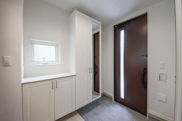 玄関【1号地】(2024年6月撮影)収納を多くとった広々とした玄関ホール。