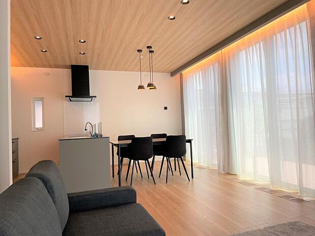 ダイニングキッチン【8号地】(2024年6月撮影)IHヒーター、食洗器完備、タッチレス水栓を併せ持つ高機能システムキッチンとなっております。