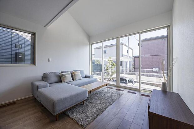 リビングダイニング【3号地】(2025年8月撮影)朝日がさしこむ明るいダイニング