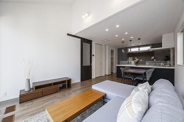 リビング【3号地】(2025年8月撮影)大きな窓と傾斜天井が開放感を演出するリビング