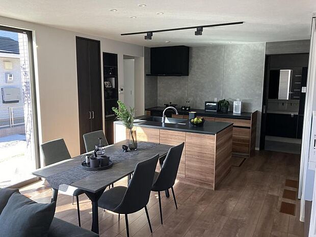 ダイニングキッチン【3号地】(2024年11月撮影)ブラック色を配した天板など、高級感ある見せたくなるキッチンです