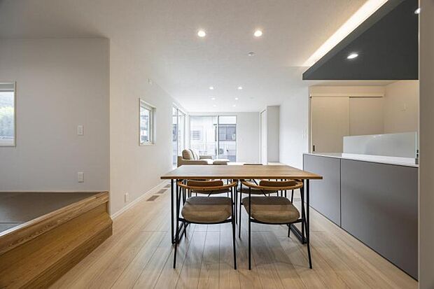 ダイニングキッチン【8号地】(2024年11月撮影)ゆとりある二列型キッチンです。回遊できるので配膳もスムーズ。