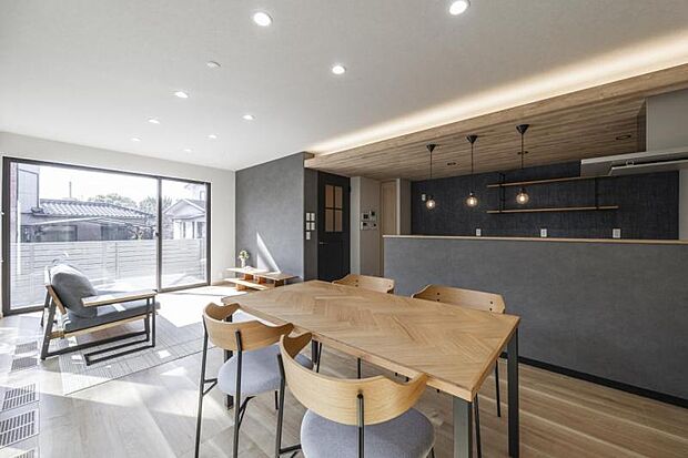 ダイニングキッチン【1号地】(2025年1月撮影)ペンダントライトとコーブ照明がおしゃれなキッチンです。リビングダイニングから手元が見えにくいのも〇。