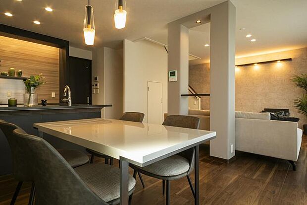 ダイニングキッチン【67-16号地】（2025年10月撮影）キッチンの正面にダイニングテーブルを配置し毎日の配膳も楽々