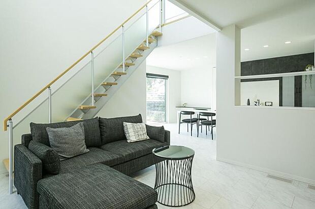 リビング【18号地】(2025年7月撮影)吹き抜けのある広々としたリビング。分譲地でも明るい日差しが差し込み、かつプライバシーも守れる間取りになってます。