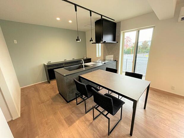 ダイニングキッチン【9号地】（2024年1月撮影）スタイリッシュでかつ落ち着きのある空間。大きな窓から明るさをしっかり確保し、開放感のあるダイニングです。