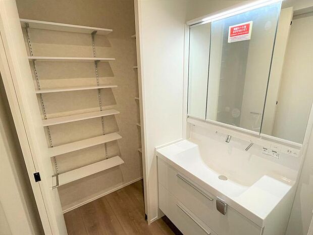 洗面室【9号地】（2024年1月撮影）脱衣室と洗面室を分けた生活のしやすい動線。傍にはクローゼットもありタオル、衣類を置くスペースも確保できます。